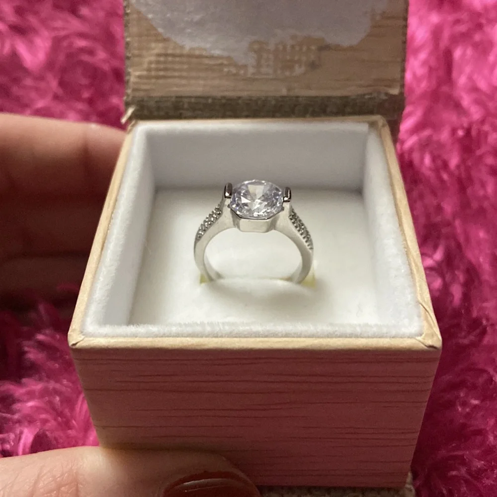 *Fake* Diamond ring - Picture 4 of 9